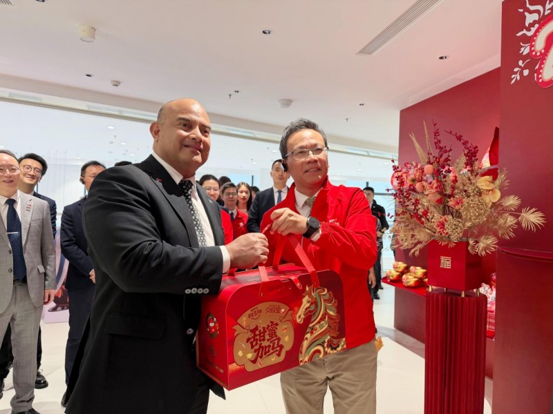 Amos 阿麦斯请瑙鲁总统吃糖:瑙鲁总统春节前夕邂逅“中国甜蜜”