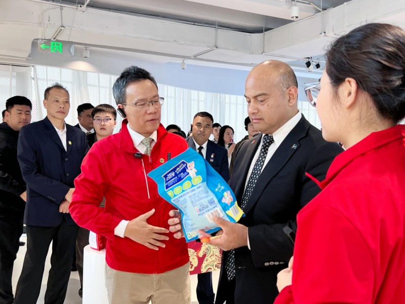 Amos 阿麦斯请瑙鲁总统吃糖:瑙鲁总统春节前夕邂逅“中国甜蜜”