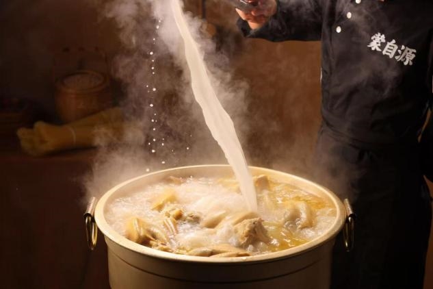 从墩墩鸡到好望水,蒙自源半年两次现象级联名:这碗米线越活越年轻